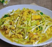 Stir-fried Eggs with Garlic Greens