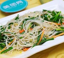 Stir-fried leek with bean sprouts