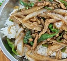 Onion and Pork Fillet Wooden Bucket Rice
