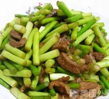 Stir-fried garlic shoots with pork over rice
