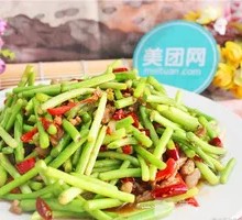 Stir-fried Pork with Garlic Shoots and Noodles