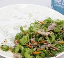 青椒炒牛肉盖浇饭