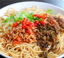 Spicy Broad Noodles with Pea and Pork