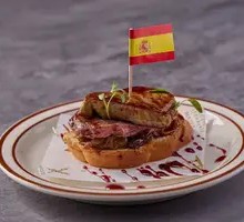 Beef Tenderloin and Foie Gras Bread