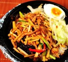 鱼香肉丝煲仔饭