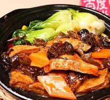 Braised Chicken with Mushrooms in Clay Pot Rice