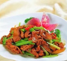Rural Stir-Fried Pork with Rice in Clay Pot