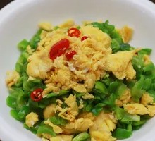 Stir-fried Eggs with Leek Flowers