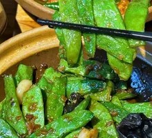 Clay Pot Shrimp with Garlic and Sword Beans