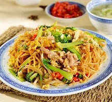 Stir-Fried Rice Noodles with Pork Strips