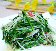 Stir-fried leek with bean sprouts