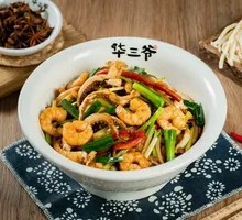 Scallion Stir-Fried Squid and Shrimp Noodles