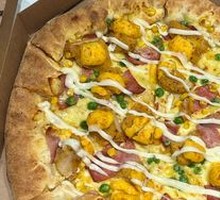 Golden Salted Egg Yolk Chicken Pizza