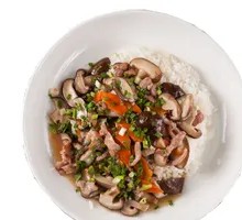 香菇肉片盖浇饭