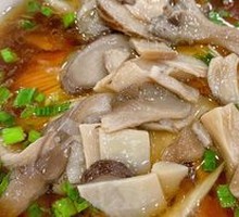 Braised Pork Trotter with Three Mushrooms Noodles