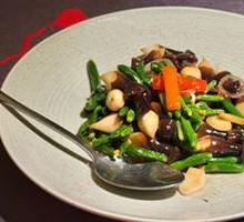 Cucumber Shoots Stir-Fried with Chicken Mushroom