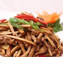 Stir-fried pork shreds with tofu cubes