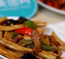 Fried Tofu Skin with Pork in Wooden Bucket Rice