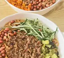 Sauce-Flavored Pork Vermicelli Stir-Fry