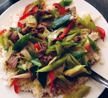 Scallion Stir-Fried Beef Rice Bowl