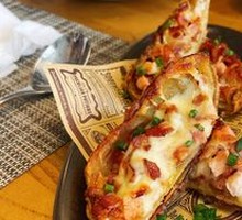 特色烤土豆皮配柠檬酸奶