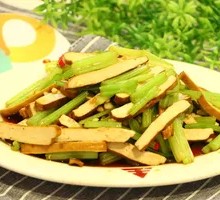 Stir-Fried Celery with Tofu Cubes