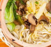 Street-side Clay Pot Noodles