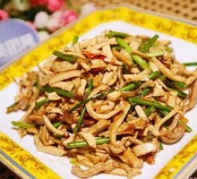 Stir-Fried Pork Shreds with Tofu Skin and Green Beans