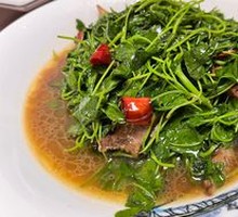 Clam Stir-fried with Golden Flower Herb
