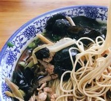 Pickled Cabbage and Pork Noodles