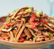 Stir-fried Pork Shreds with Leek and Tofu Skin