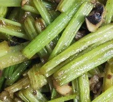 Stir-fried Squid with Celery