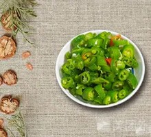 Spicy Cold-Pressed Green Pepper Salad