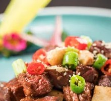 Golden Garlic Chrysanthemum Sautéed Frost-Reduced Beef