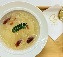 Red Date and Snow Fungus Stewed with Snow Pear