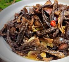 Ganoderma lucidum stir-fried with cured pork