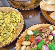 Stir-fried Eggs with Locust Blossoms