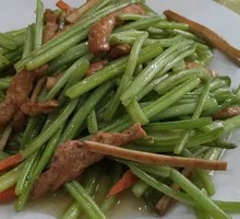 Sweet Potato Vine Stir-Fry with Shredded Pork