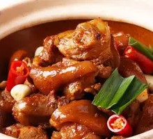 Braised Pig Trotter in Clay Pot