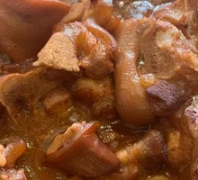 Braised Pig Trotter in Clay Pot