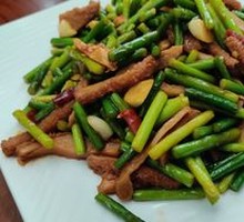 Stir-fried Pig's Tripe with Garlic Shoots
