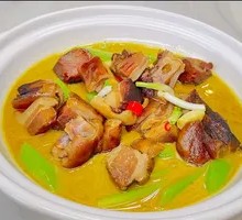 Braised Pork Trotter in Clay Pot