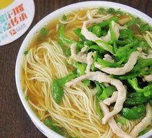 Green Pepper Shredded Pork Noodle Soup