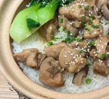 Braised Chicken with Mushrooms in Clay Pot Rice