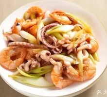 Scallion Stir-Fried Squid and Shrimp Noodles
