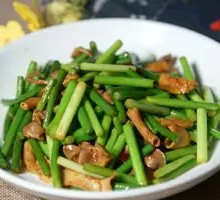Stir-fried Pork with Garlic Shoots