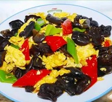 Stir-fried eggs with wood ear mushrooms