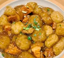 Stewed Earth Pig Meat with Tapioca Flour Dumplings