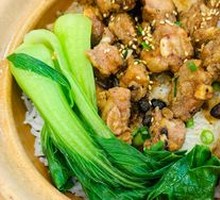 Braised Chicken with Mushrooms in Clay Pot Rice