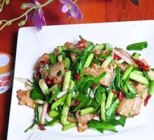 Garlic Stir-Fried Pork Rice Bowl